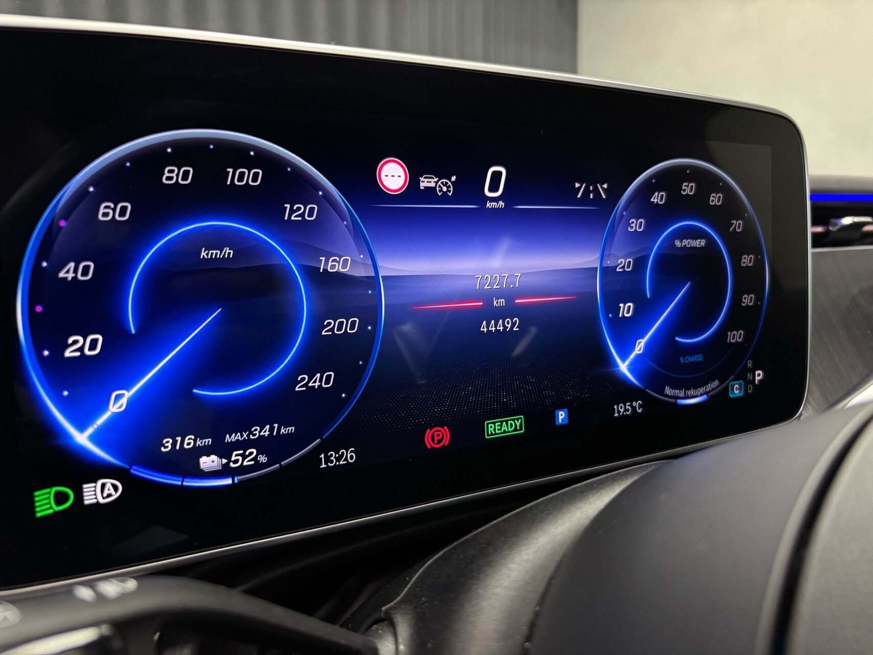 Grå Mercedes EQE 350 fra 2023