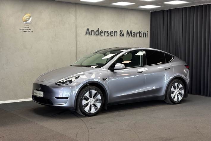 Grå Tesla Model Y fra 2024