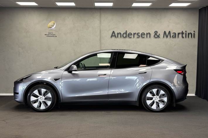 Grå Tesla Model Y fra 2024