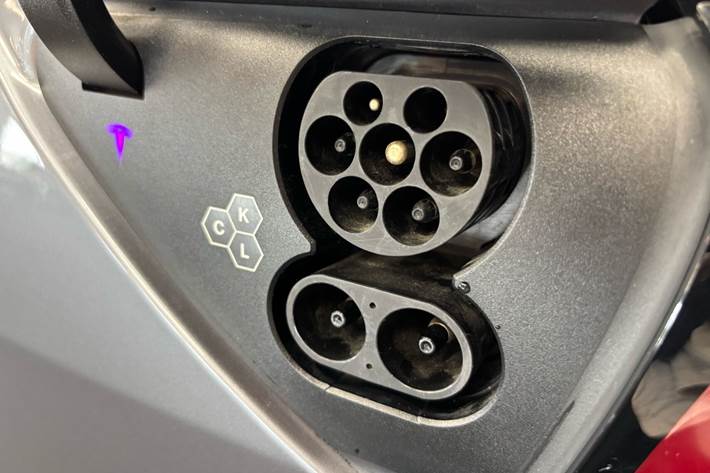 Grå Tesla Model Y fra 2024