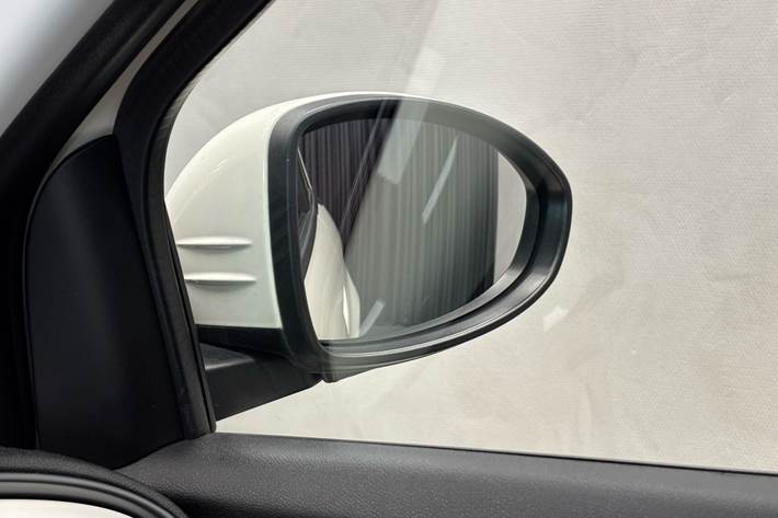 Hvid Fiat 500e fra 2023
