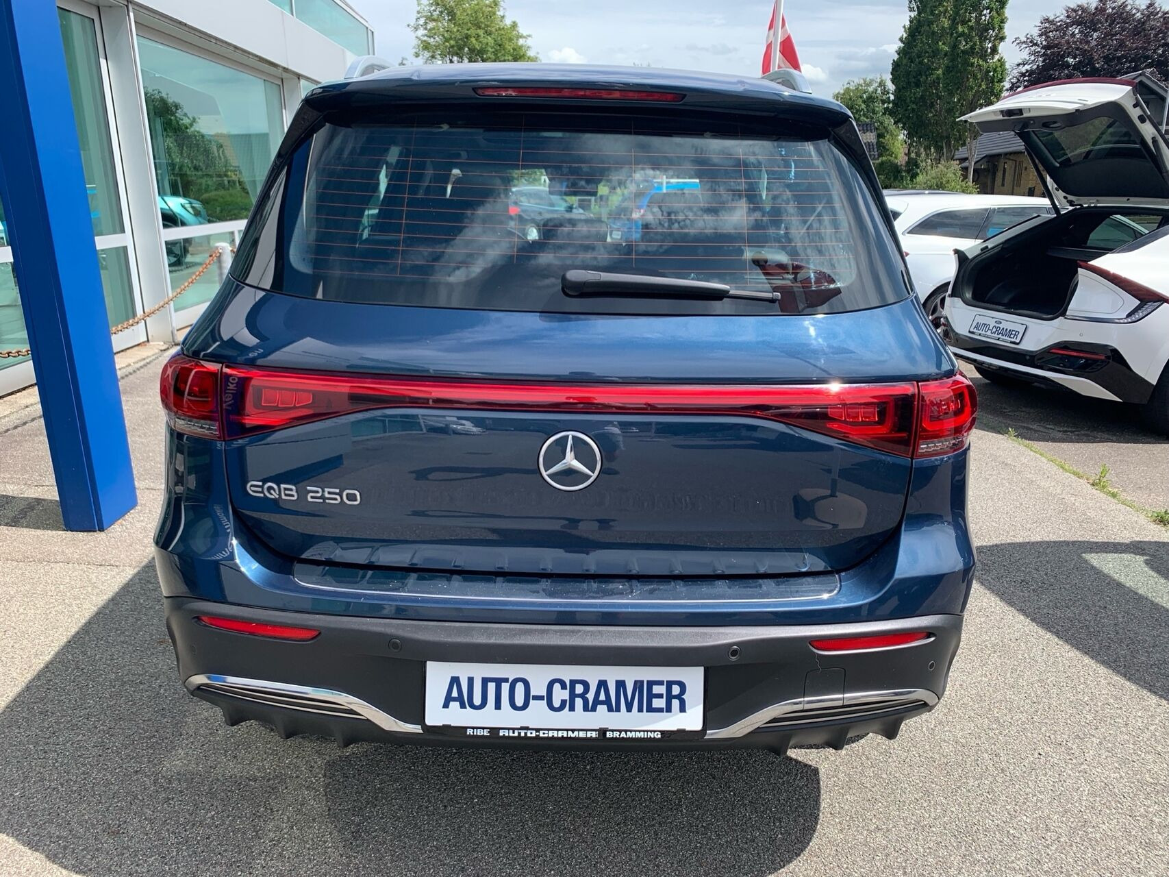 Blå Mercedes EQB 250 fra 2022
