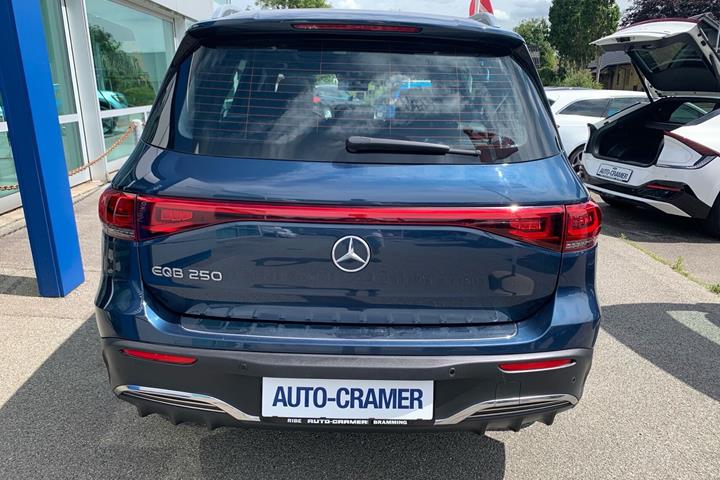 Blå Mercedes EQB 250 fra 2022
