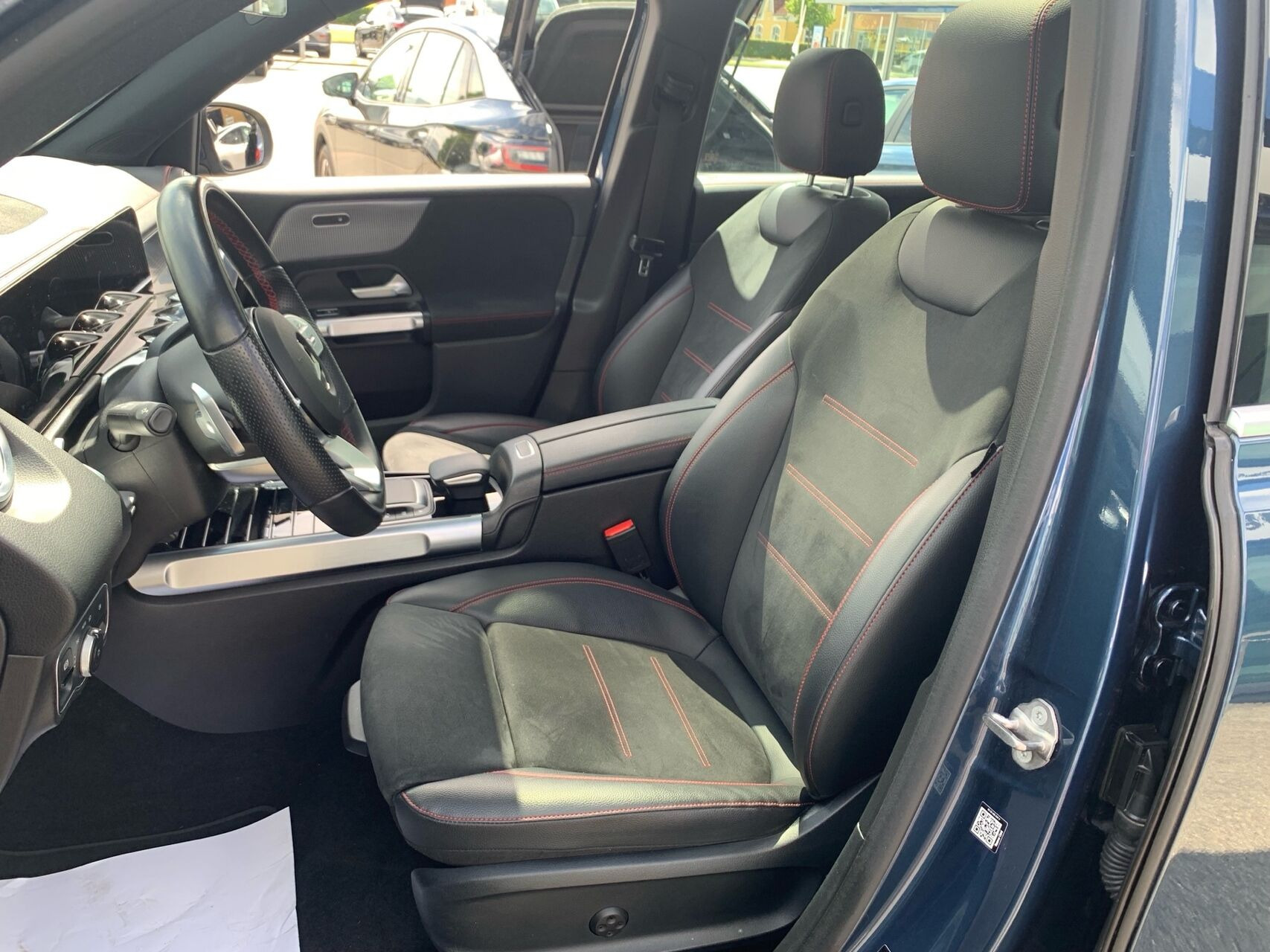 Blå Mercedes EQB 250 fra 2022