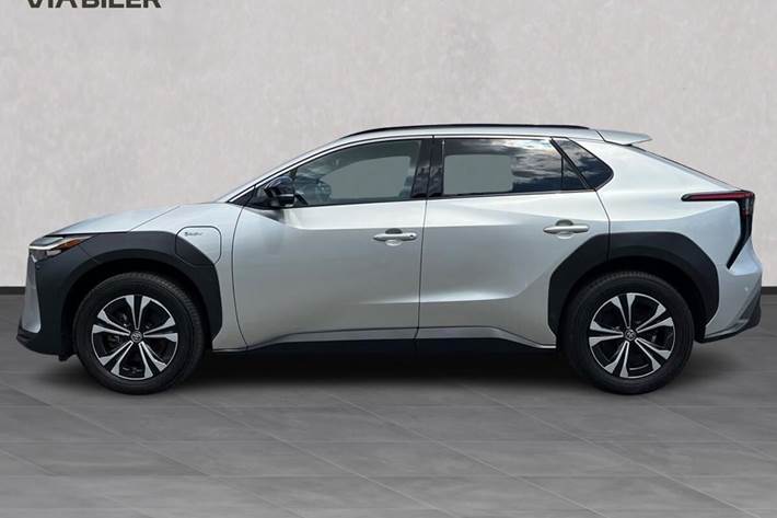 Sølv Toyota BZ4X fra 2024