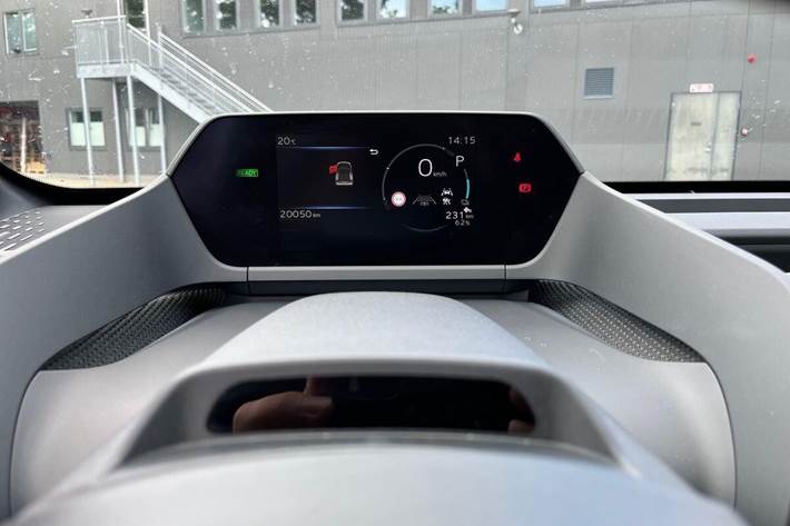 Sølv Toyota BZ4X fra 2024