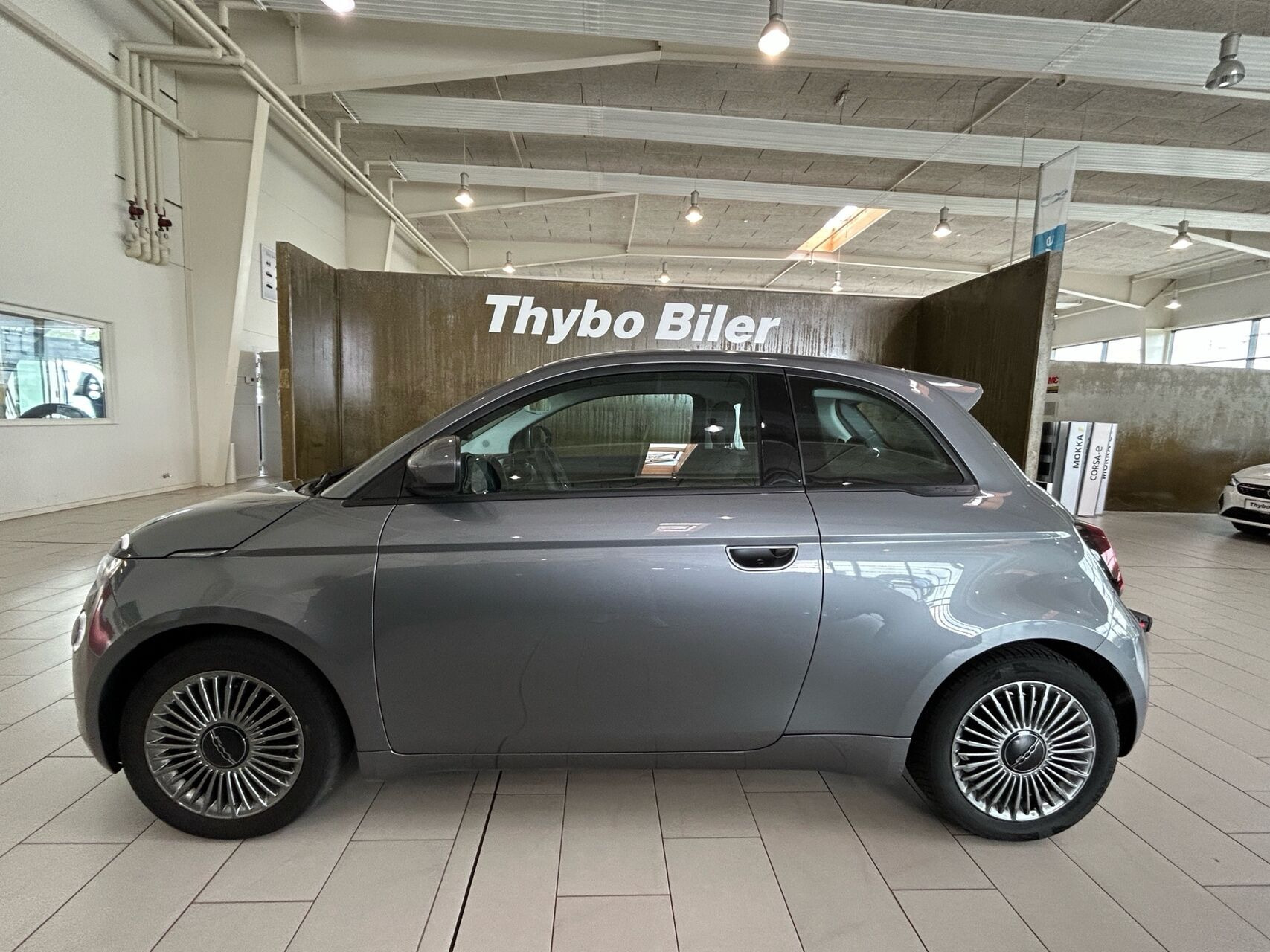 Grå Fiat 500e fra 2022