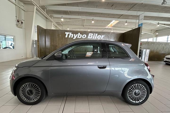 Grå Fiat 500e fra 2022