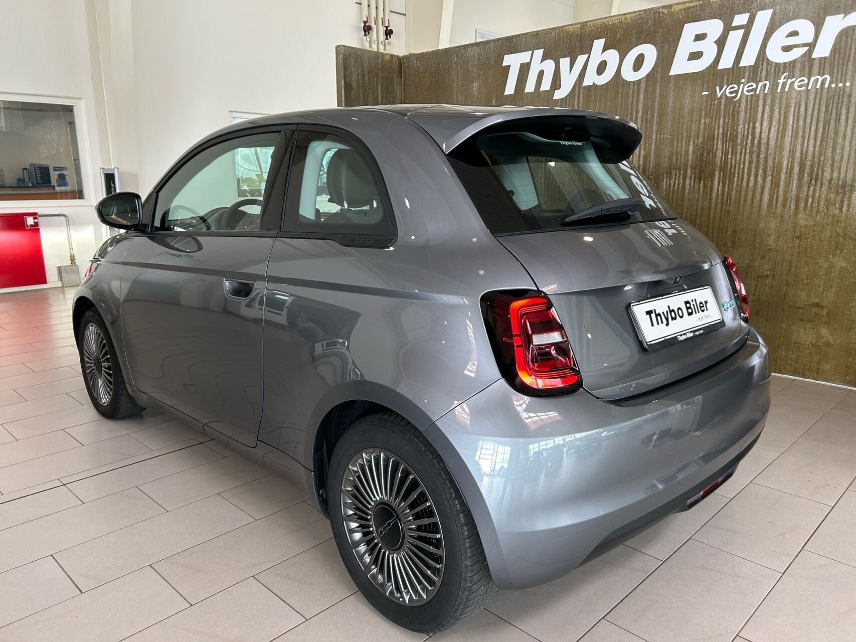 Grå Fiat 500e fra 2022