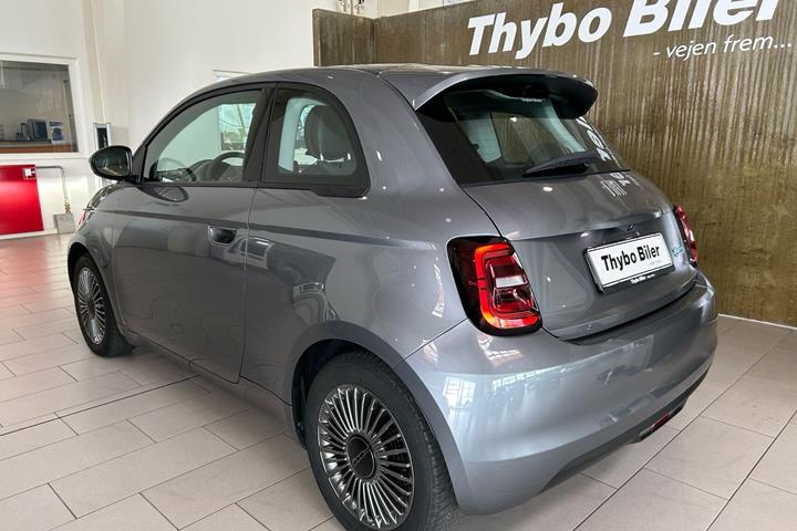 Grå Fiat 500e fra 2022