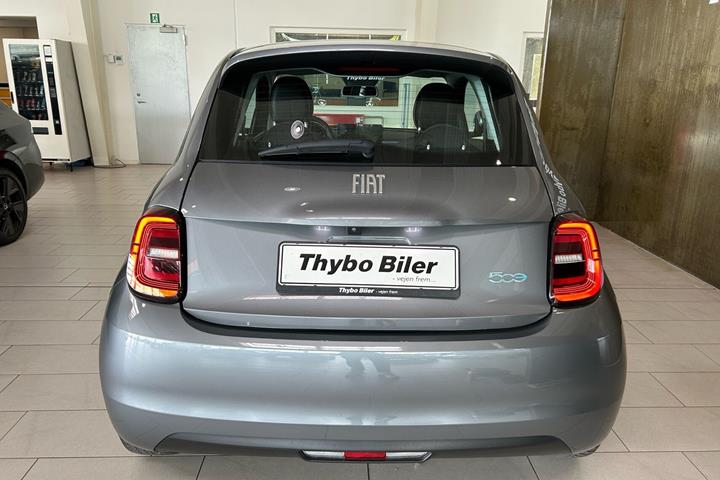 Grå Fiat 500e fra 2022