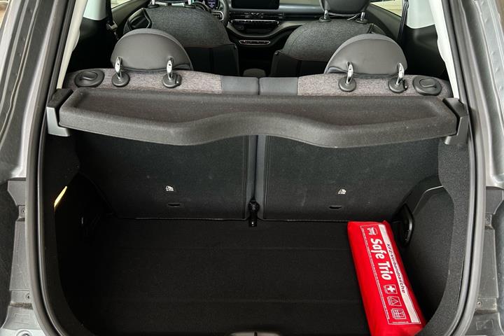 Grå Fiat 500e fra 2022