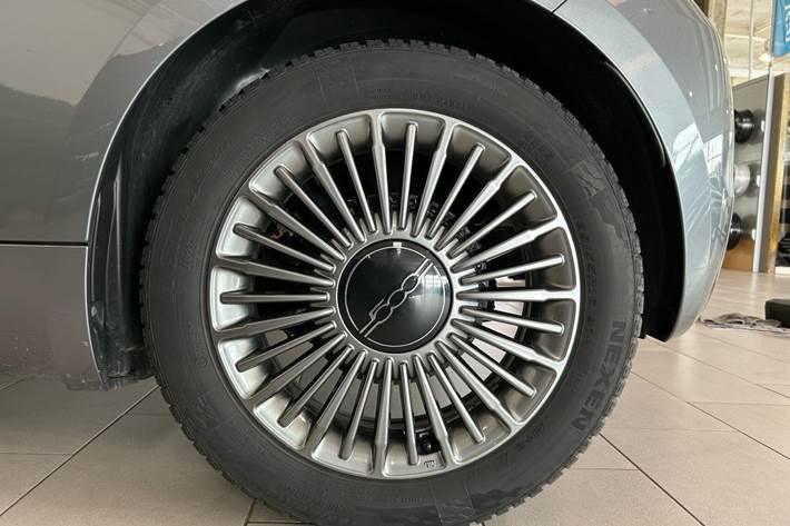 Grå Fiat 500e fra 2022