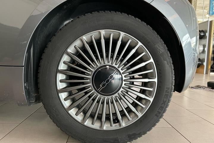 Grå Fiat 500e fra 2022