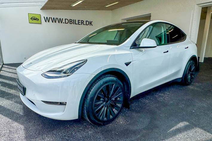 Hvid Tesla Model Y fra 2023