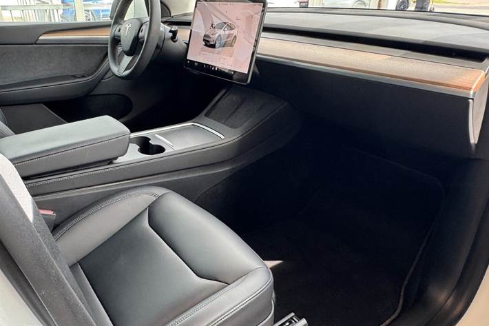 Hvid Tesla Model Y fra 2023