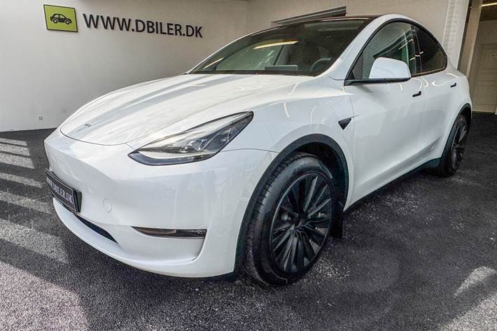 Hvid Tesla Model Y fra 2023