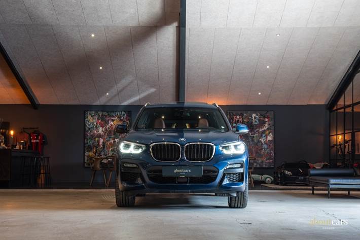 Blå BMW X3 fra 2020