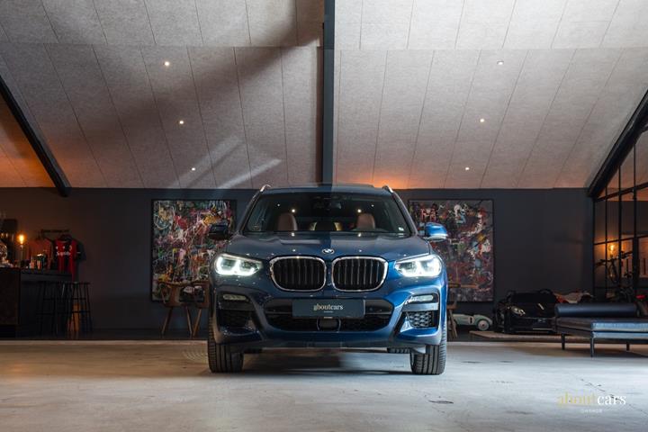 Blå BMW X3 fra 2020