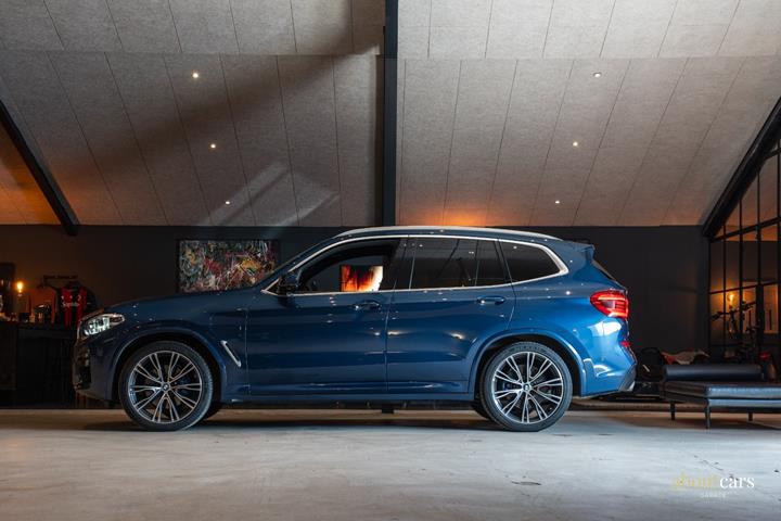 Blå BMW X3 fra 2020