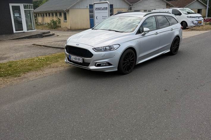 Sølv Ford Mondeo fra 2017