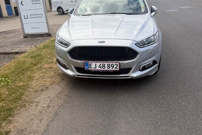 Sølv Ford Mondeo fra 2017