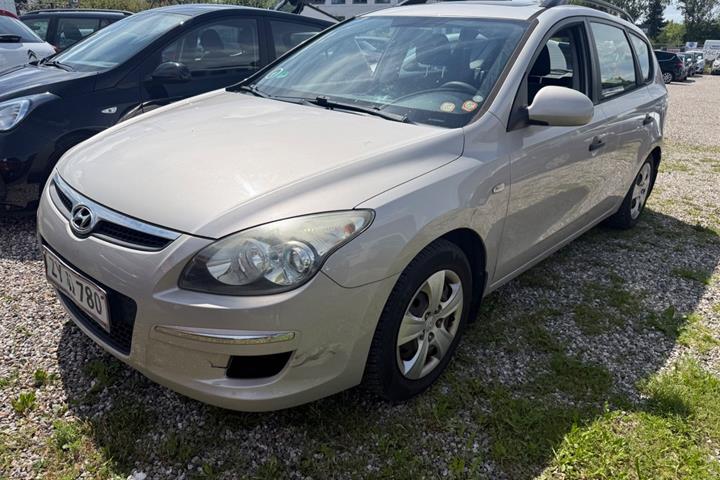 Grå Hyundai i30 fra 2009 set udefra