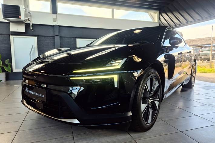 Sort Polestar 4 fra 2025