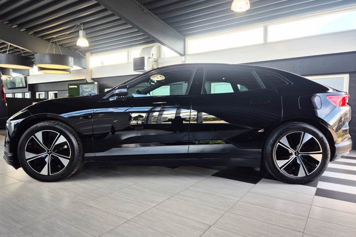 Sort Polestar 4 fra 2025