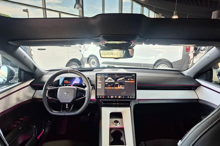 Sort Polestar 4 fra 2025