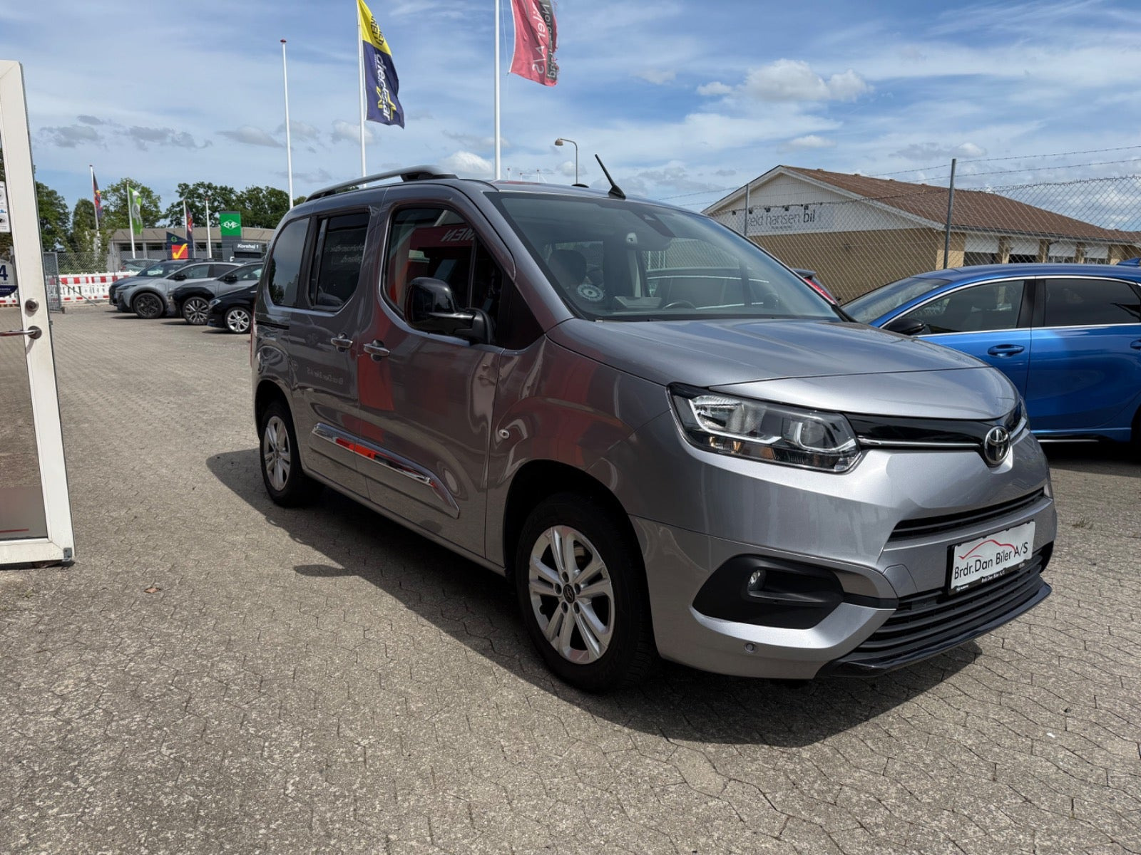 Sølv Toyota ProAce City Verso fra 2021 set udefra