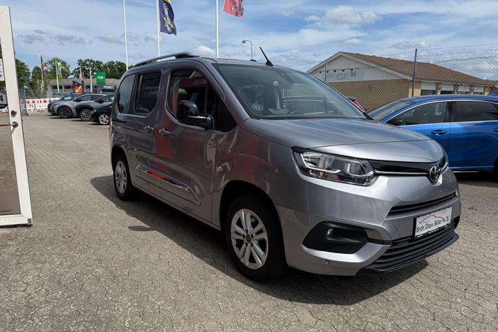 Sølv Toyota ProAce City Verso fra 2021 set udefra