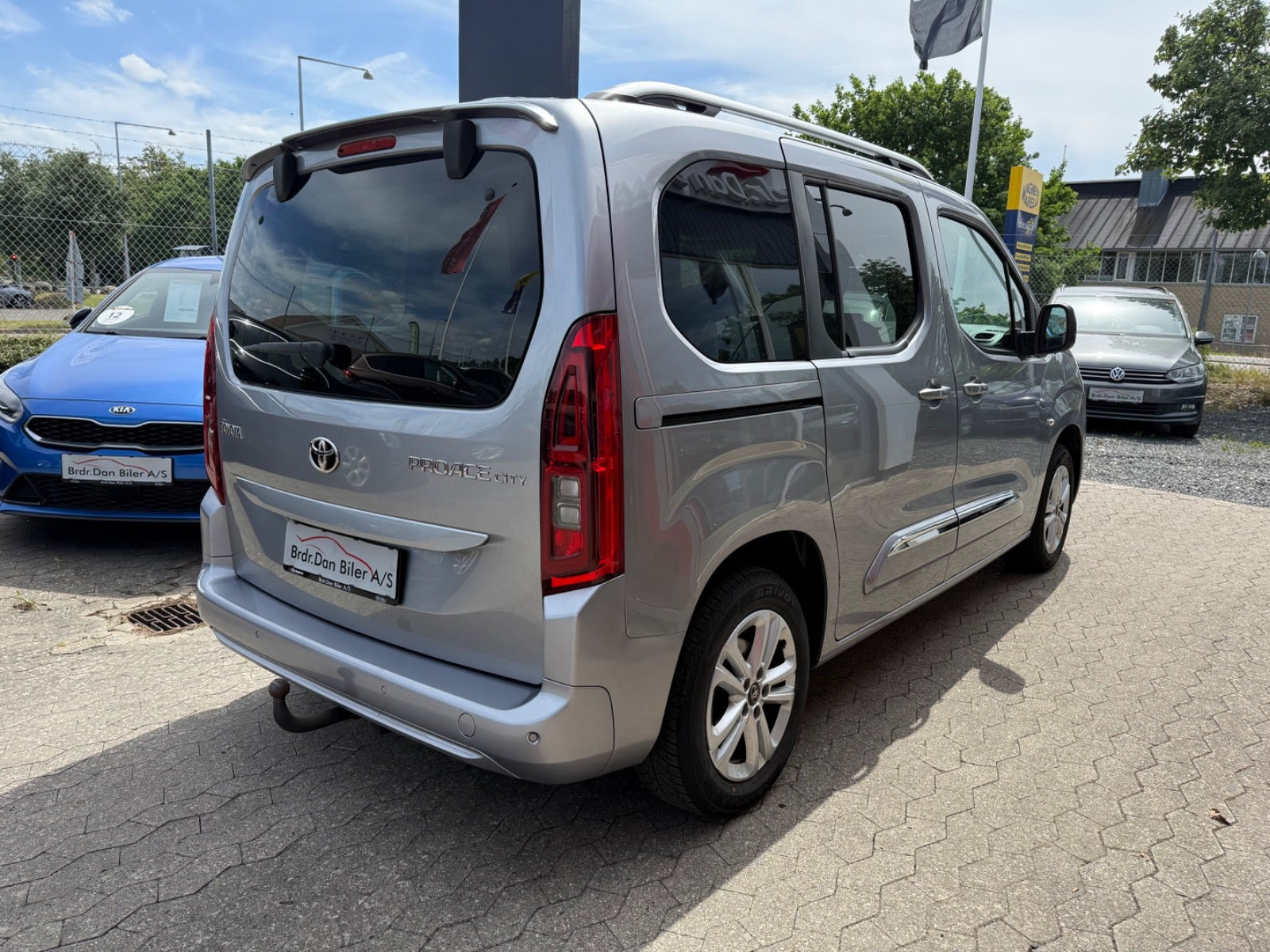 Sølv Toyota ProAce City Verso fra 2021 set udefra