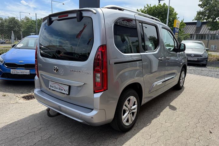 Sølv Toyota ProAce City Verso fra 2021 set udefra