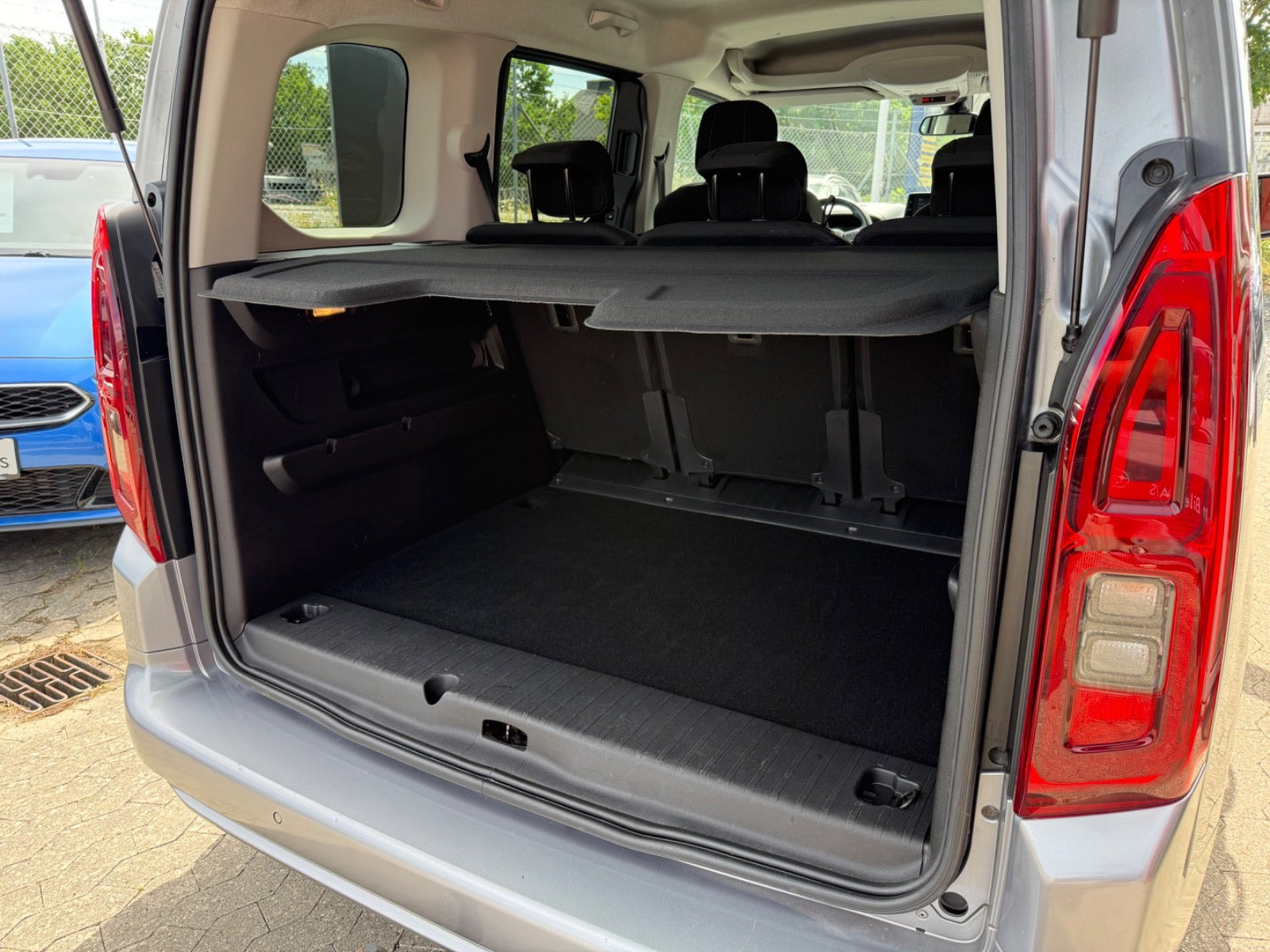 Sølv Toyota ProAce City Verso fra 2021 set indefra