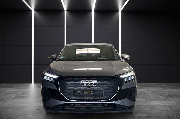Grå Audi Q4 e-tron fra 2023