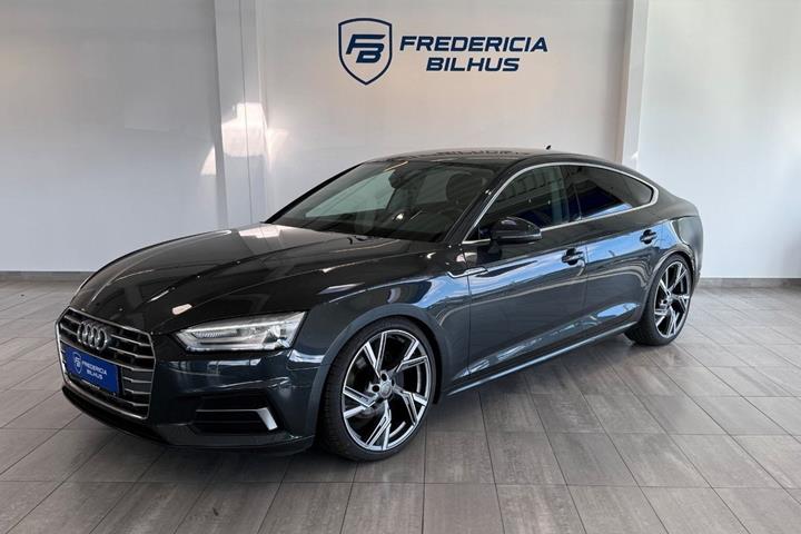 Grå Audi A5 fra 2017 set udefra