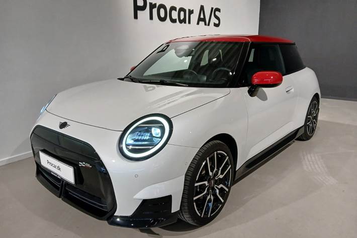 Hvid Mini Cooper SE fra 2024 set udefra