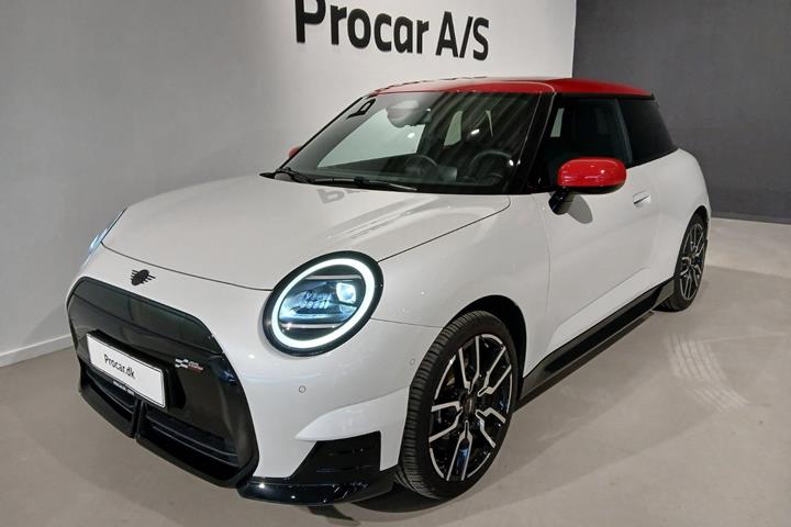 Hvid Mini Cooper SE fra 2024 set udefra