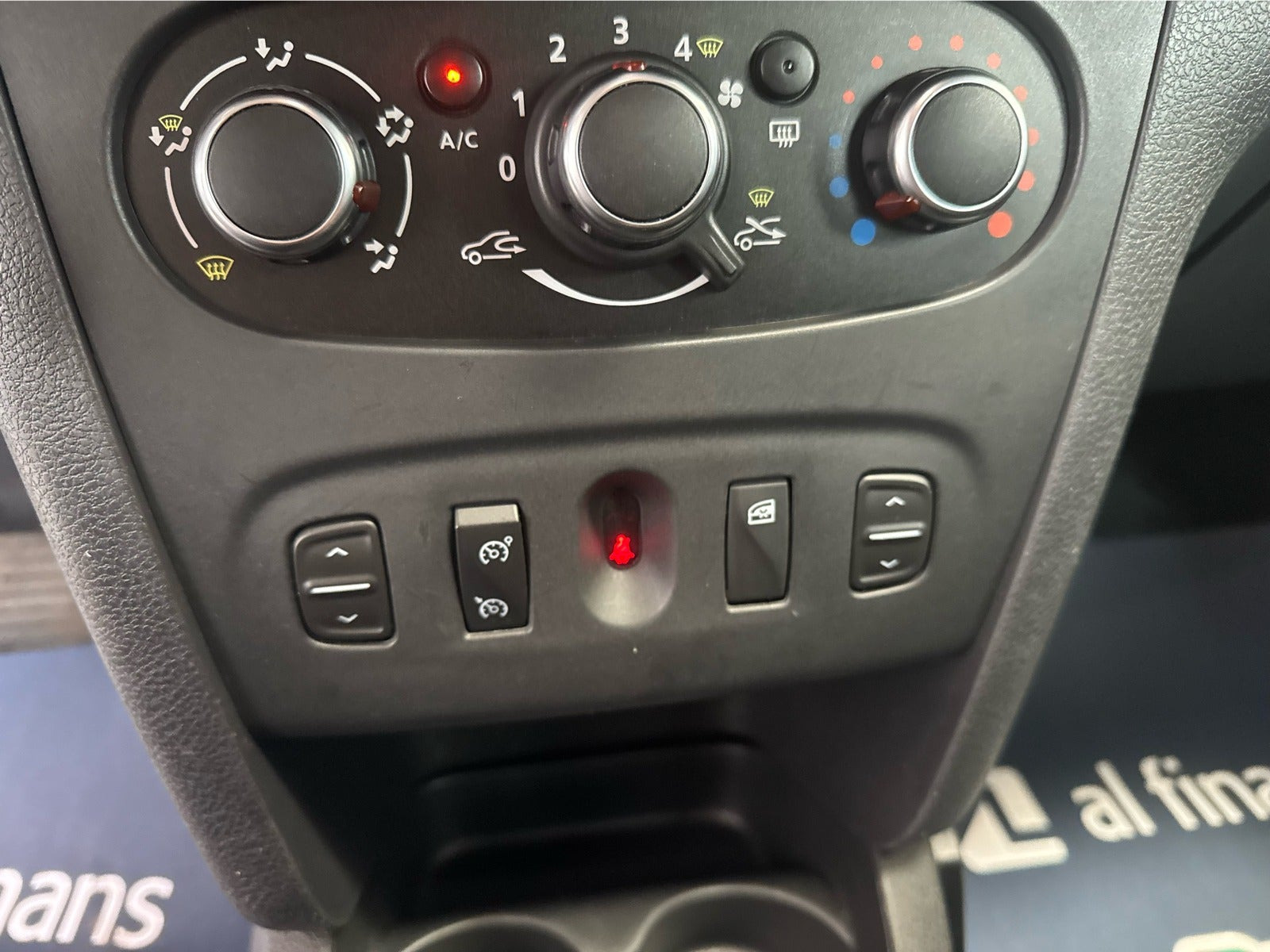 Hvid Dacia Logan Stepway fra 2017