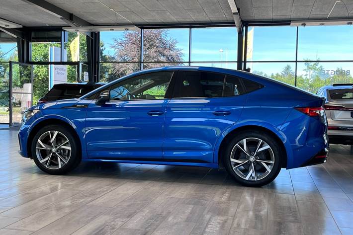 Blå Skoda Enyaq fra 2024