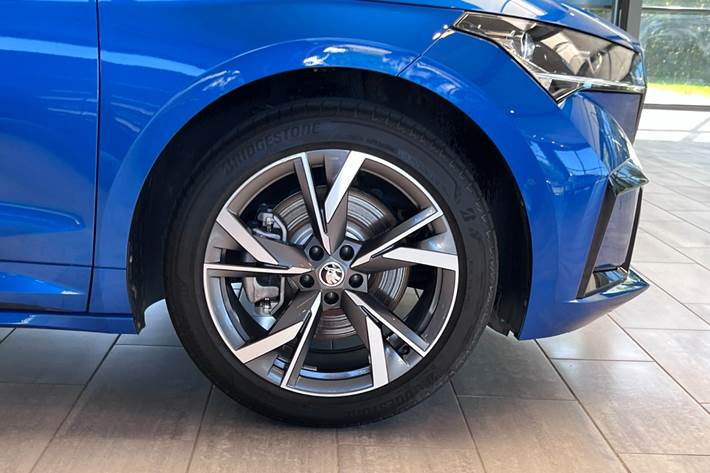 Blå Skoda Enyaq fra 2024