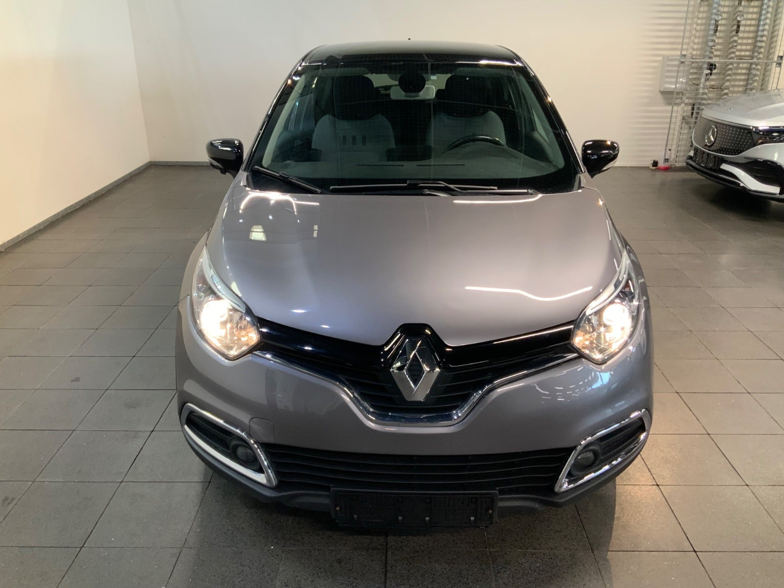 Grå Renault Captur fra 2016