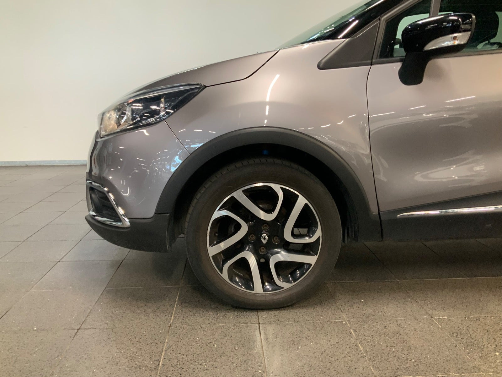 Grå Renault Captur fra 2016