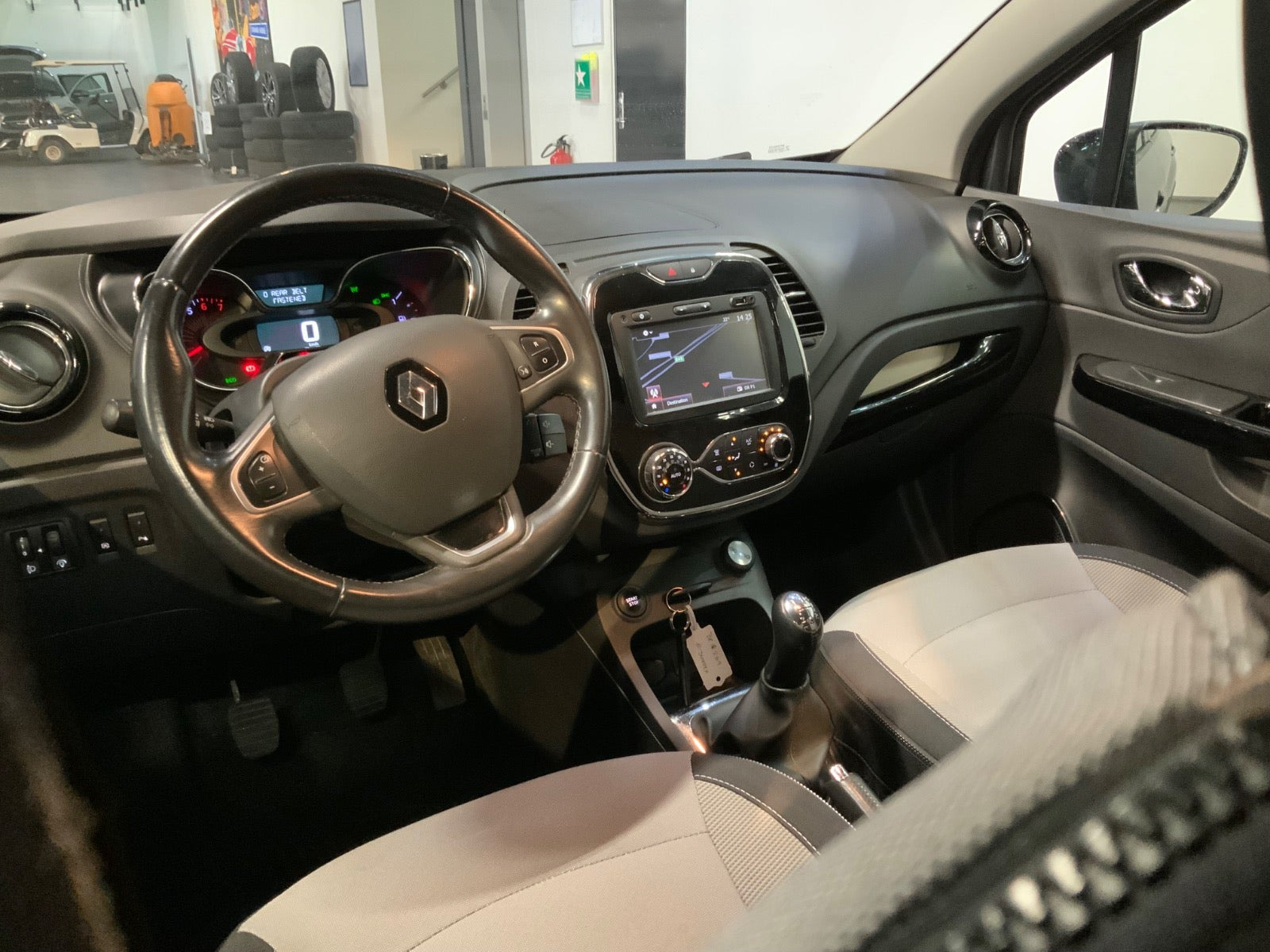 Grå Renault Captur fra 2016