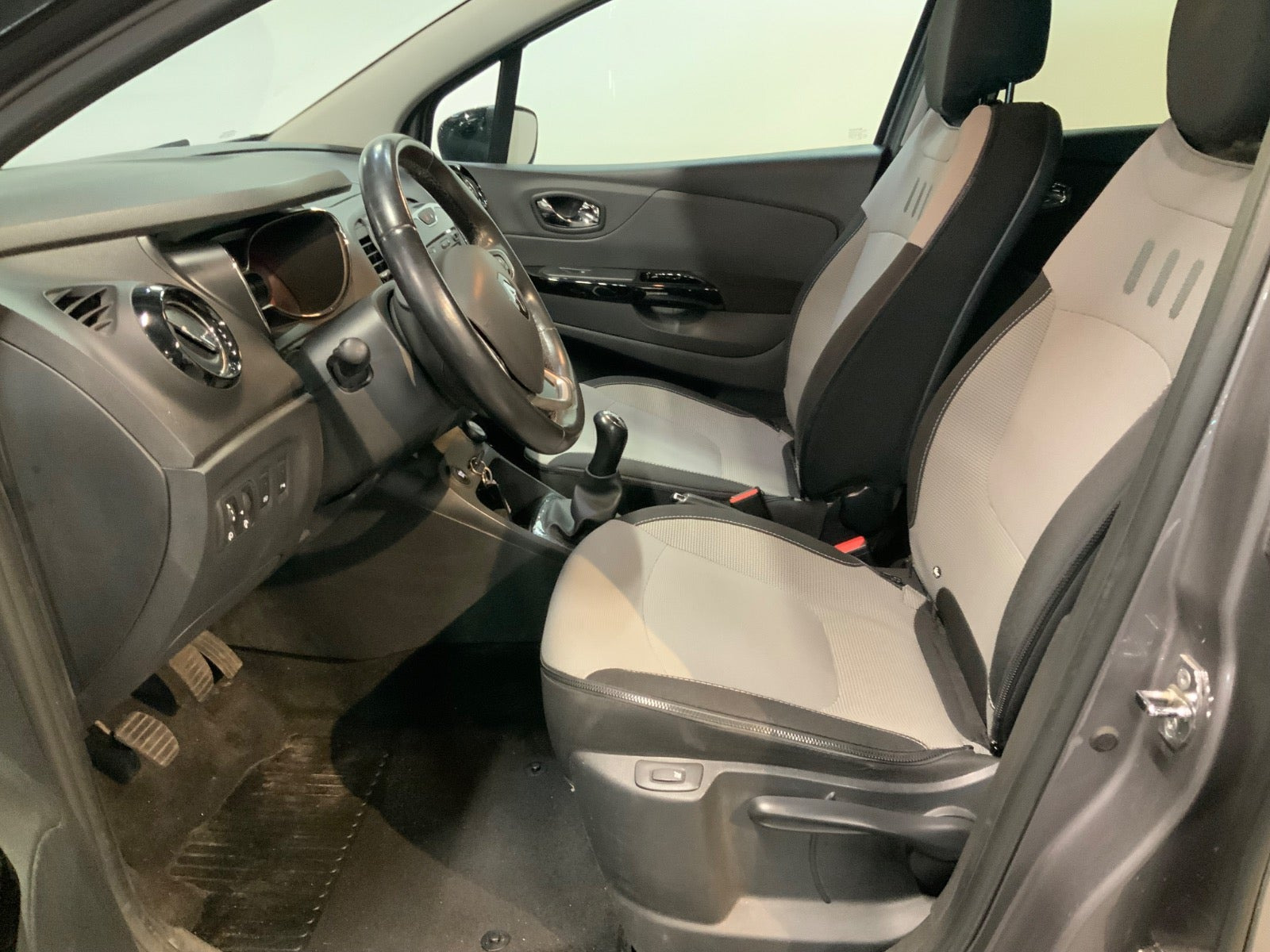 Grå Renault Captur fra 2016
