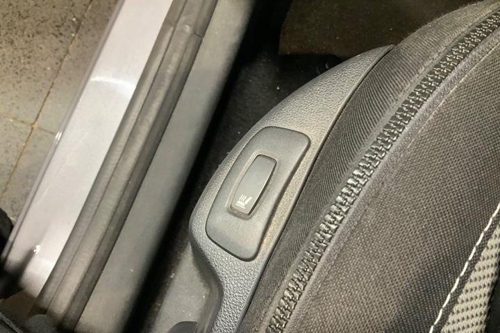 Grå Renault Captur fra 2016