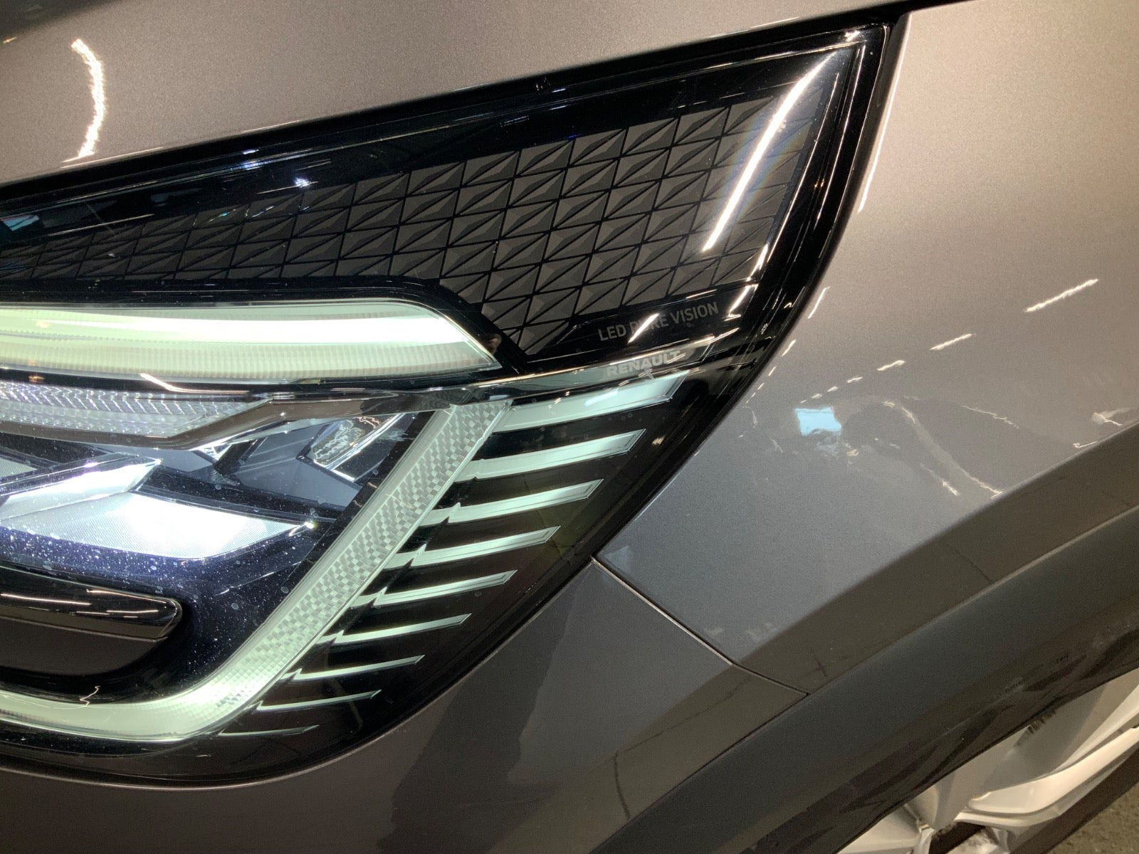 Grå Renault Captur fra 2019