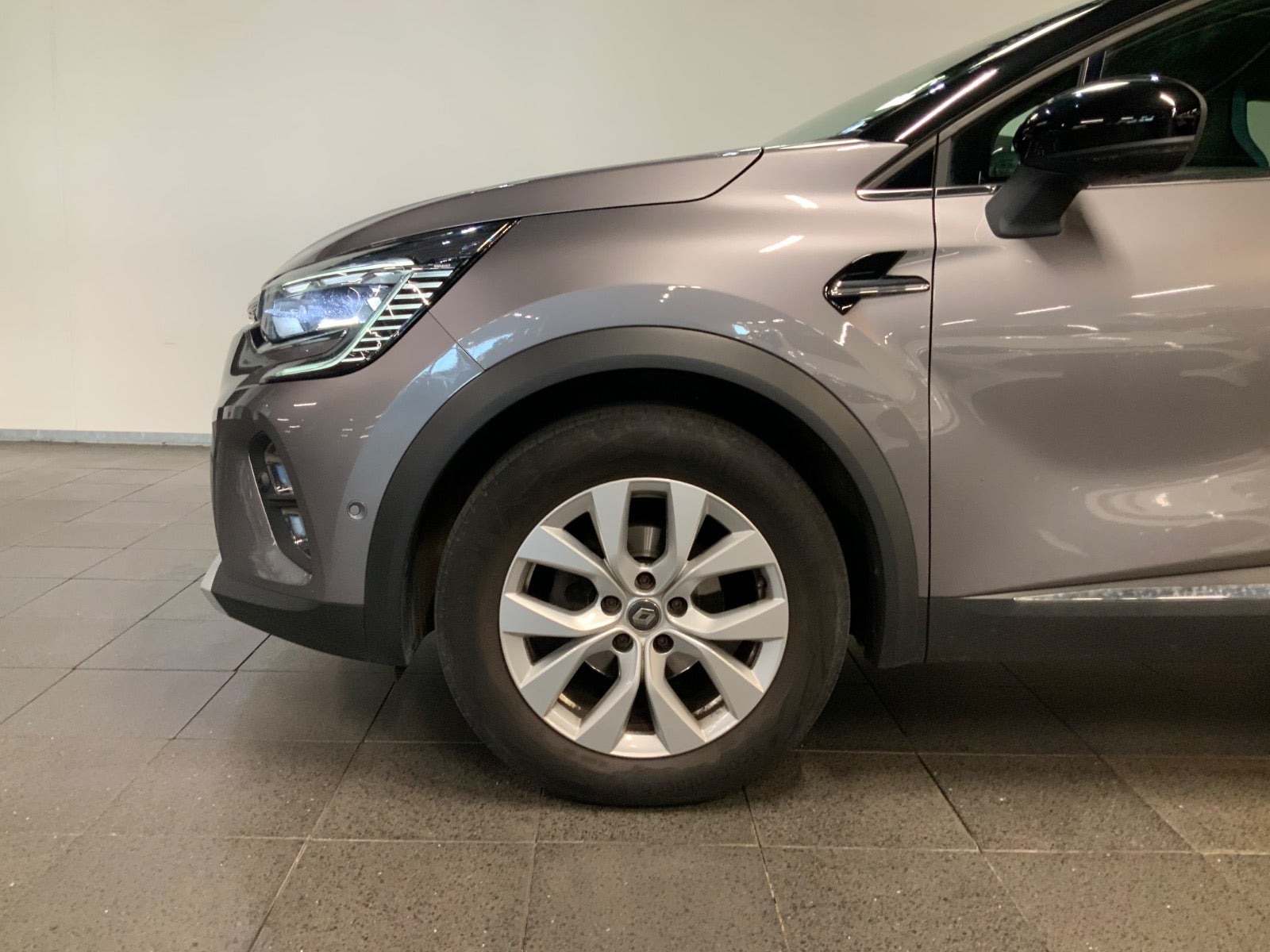 Grå Renault Captur fra 2019