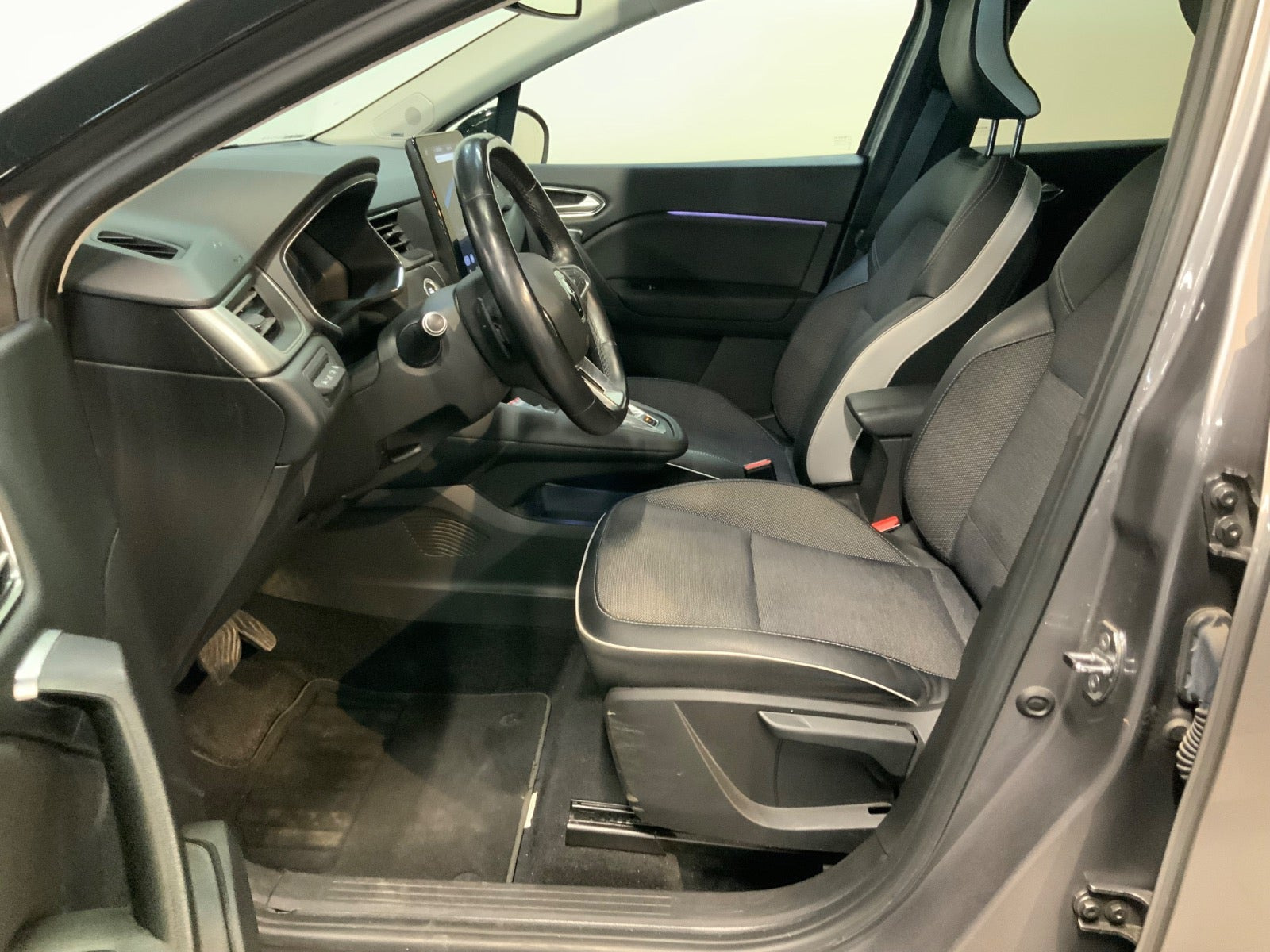 Grå Renault Captur fra 2019